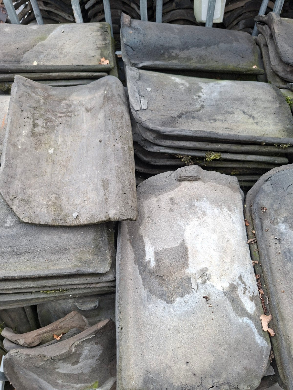 Oude blauwe handvorm dakpannen 2500 stuks  - Gebruikt
