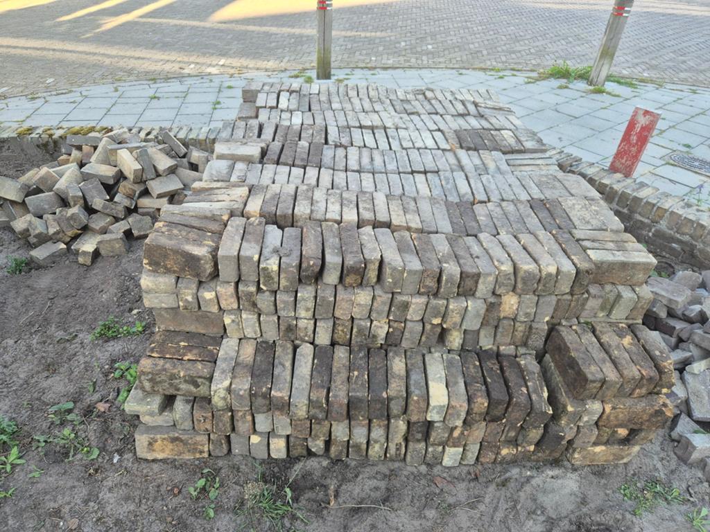 Gratis gele bakstenen 14 m2 ( type Bommelerwaard), Ophalen of Verzenden, Gebruikt, IJzer