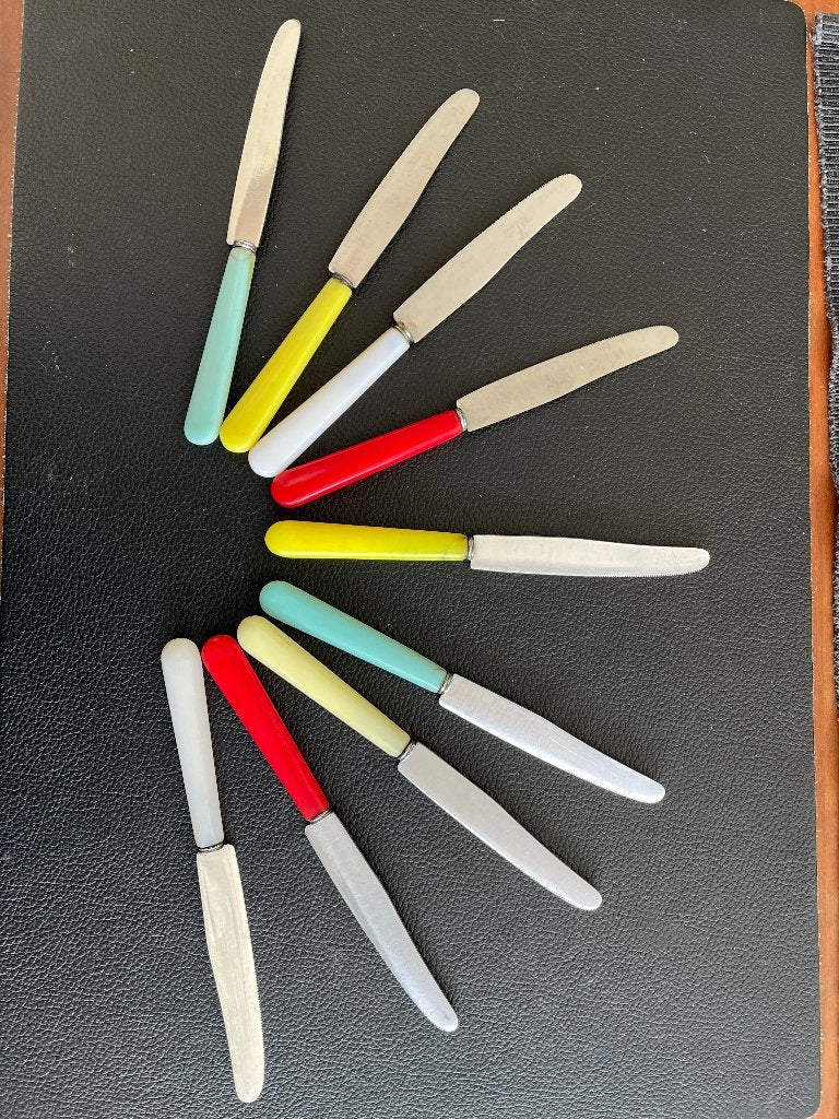 9x vintage gekleurde fruitmesjes uit de jaren 50, Antiek en Kunst, Antiek | Bestek, Ophalen of Verzenden