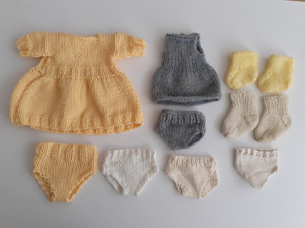 oude gebreide poppenkleertjes jurkjes onderbroekjes slofjes, Ophalen of Verzenden, Gebruikt, Kleertjes
