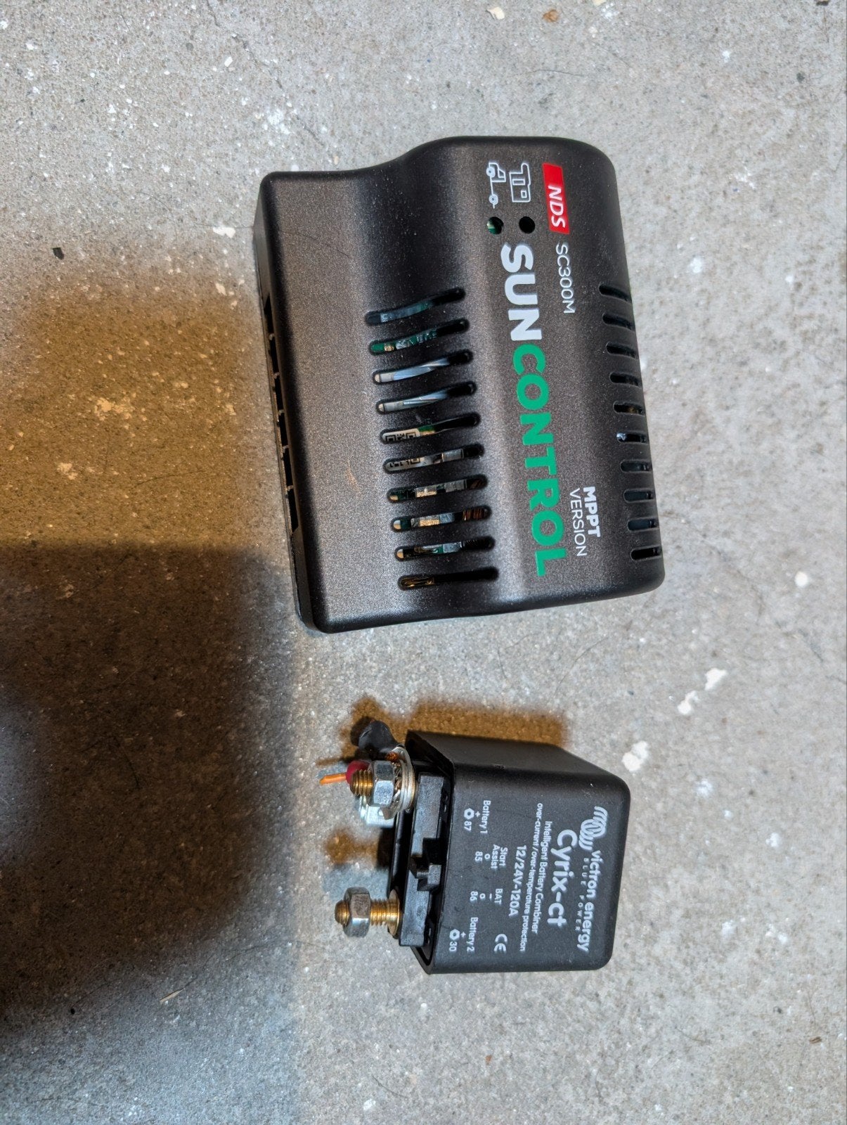 NDS SC300M MPPT Solar Laadregelaar & Victron Cyrix-ct, Ophalen of Verzenden, Gebruikt