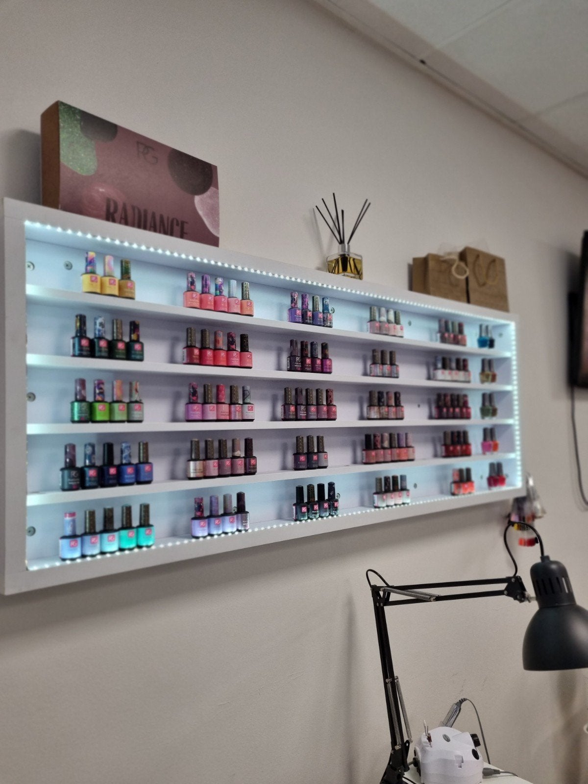 Foto 2 van Nagellak wandkast LED