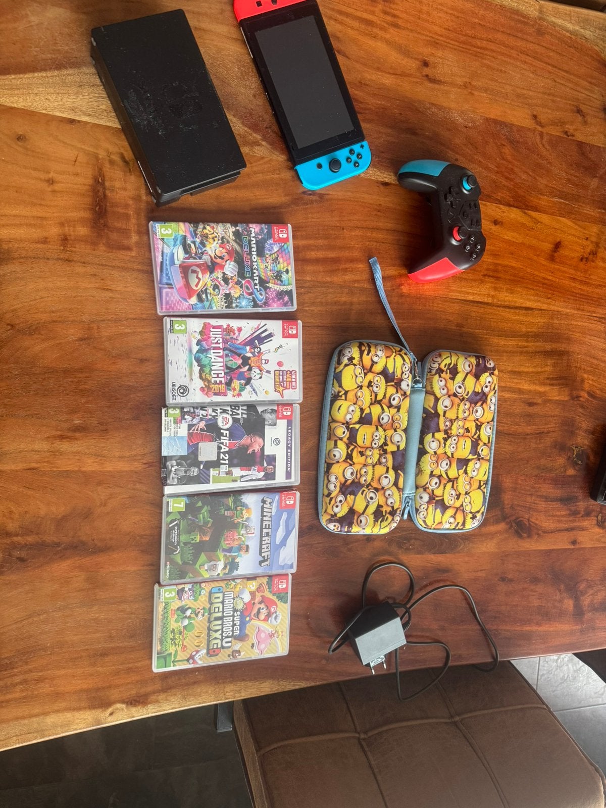 Nintendo+pro controller oplader en stand+ 5 spellen en hoes., Ophalen of Verzenden, Gebruikt, Met games, Switch Original