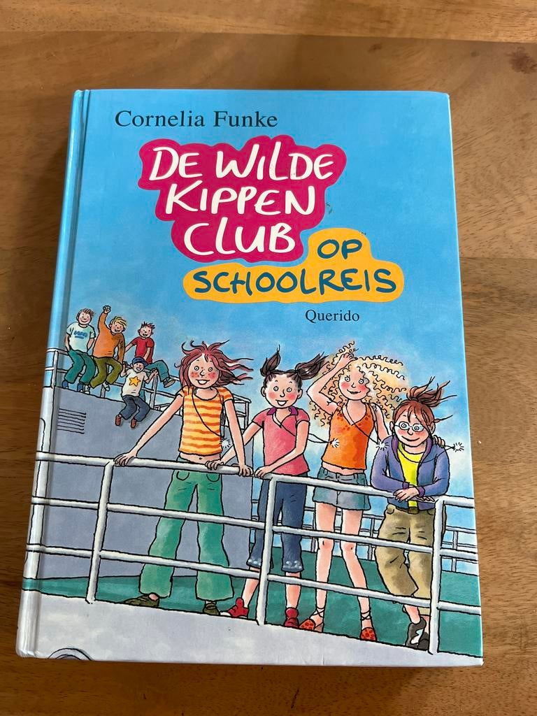 Cornelia Funke, De Wilde Kippen Club op Schoolreis, Ophalen of Verzenden, Zo goed als nieuw, Fictie