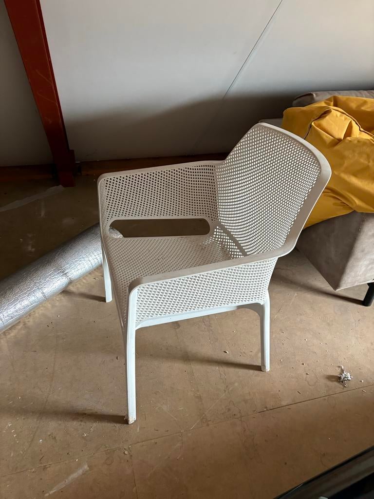 Witte kunststof stoel met geperforeerd design, Kunststof, Gebruikt, Wit, Ophalen of Verzenden