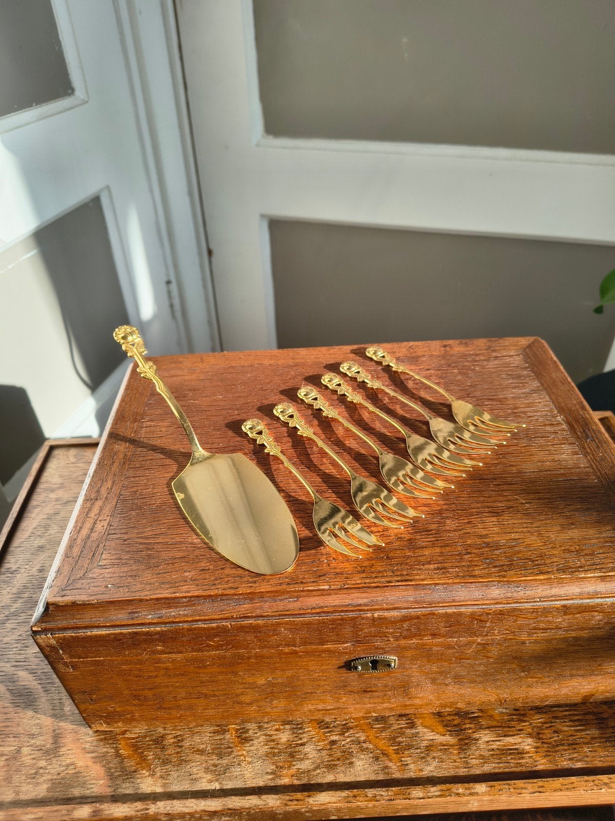Vintage taartschep en 6 dessertvorken in goudkleur – 7-delig, Antiek en Kunst, Ophalen of Verzenden