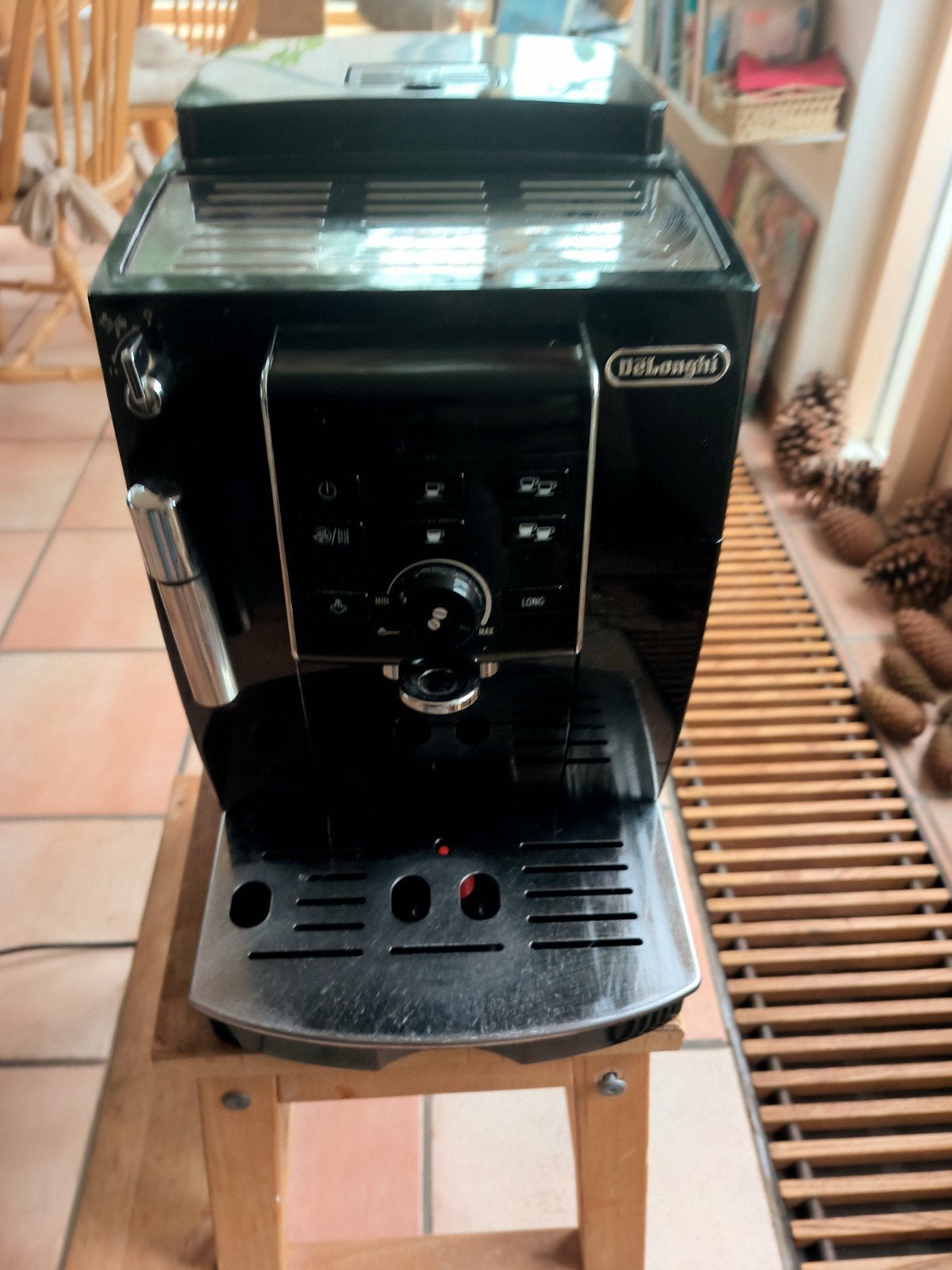 DeLonghi ecam13 automatische koffie machine, Koffiemachine, Zo goed als nieuw, Afneembaar waterreservoir, Koffiebonen