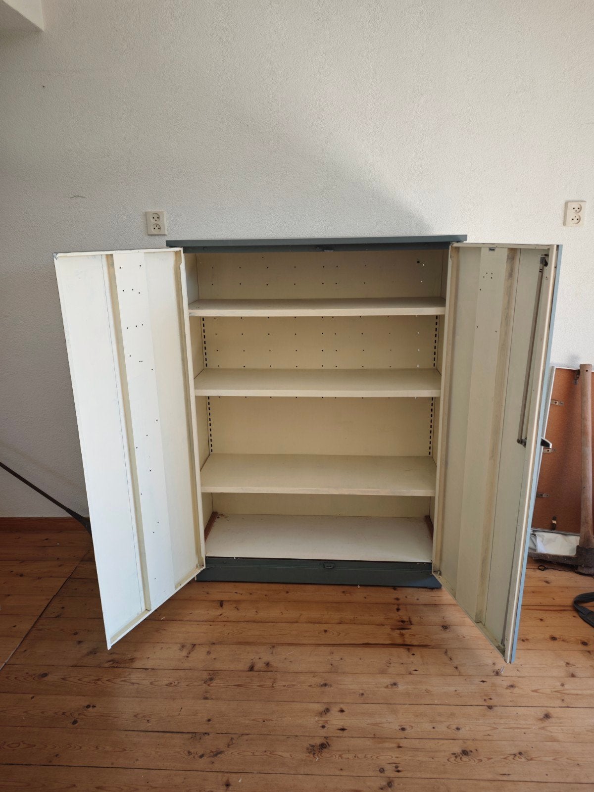 Stevige metalen kast met verstelbare planken, Ophalen, Gebruikt