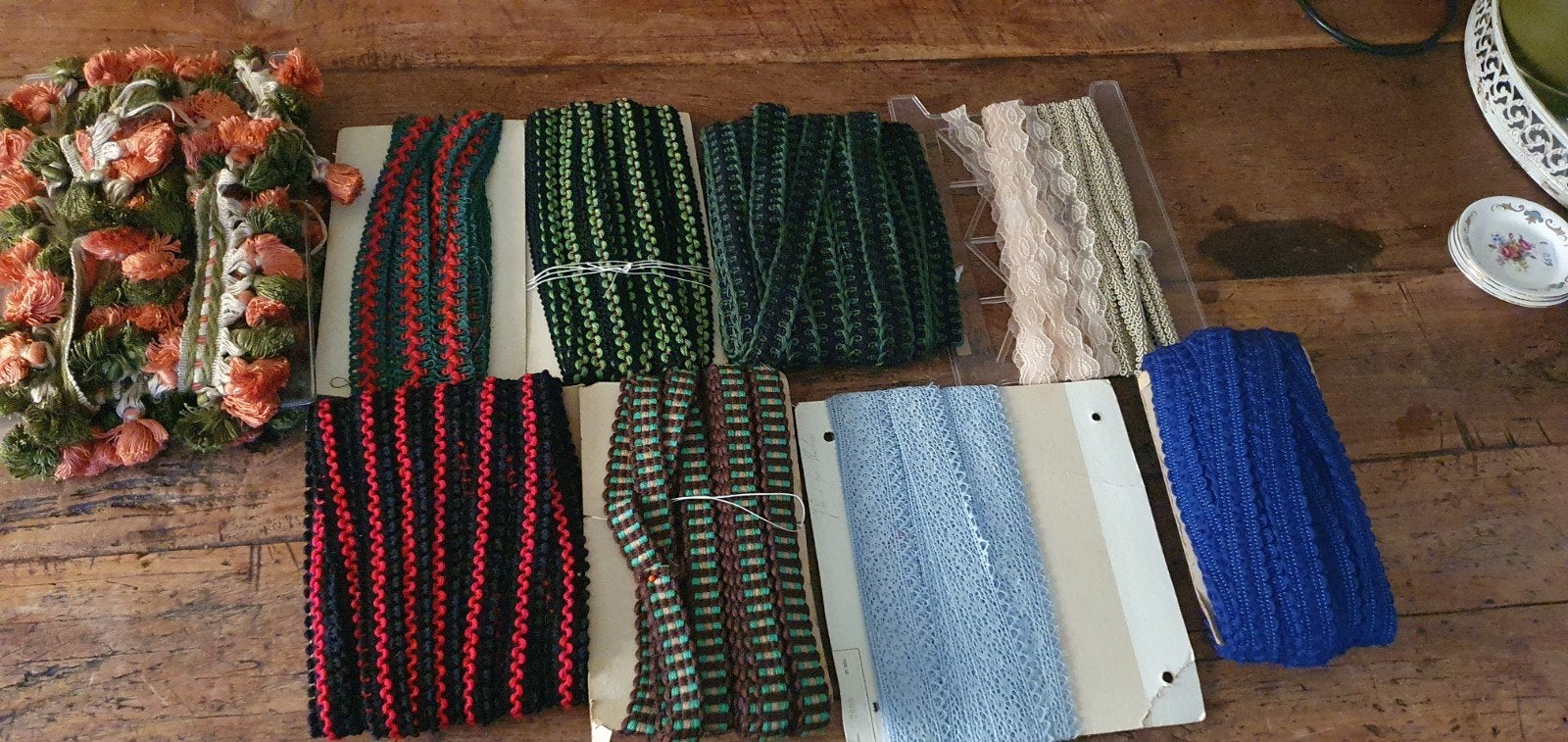Vintage kant en band op klos uit oude fournituren winkel, Hobby en Vrije tijd, Naaien en Fournituren, Ophalen of Verzenden, Gebruikt