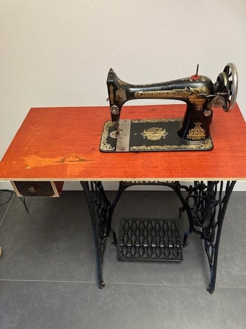Antieke Singer Naaimachine met Tafel en Pedaal, Ophalen
