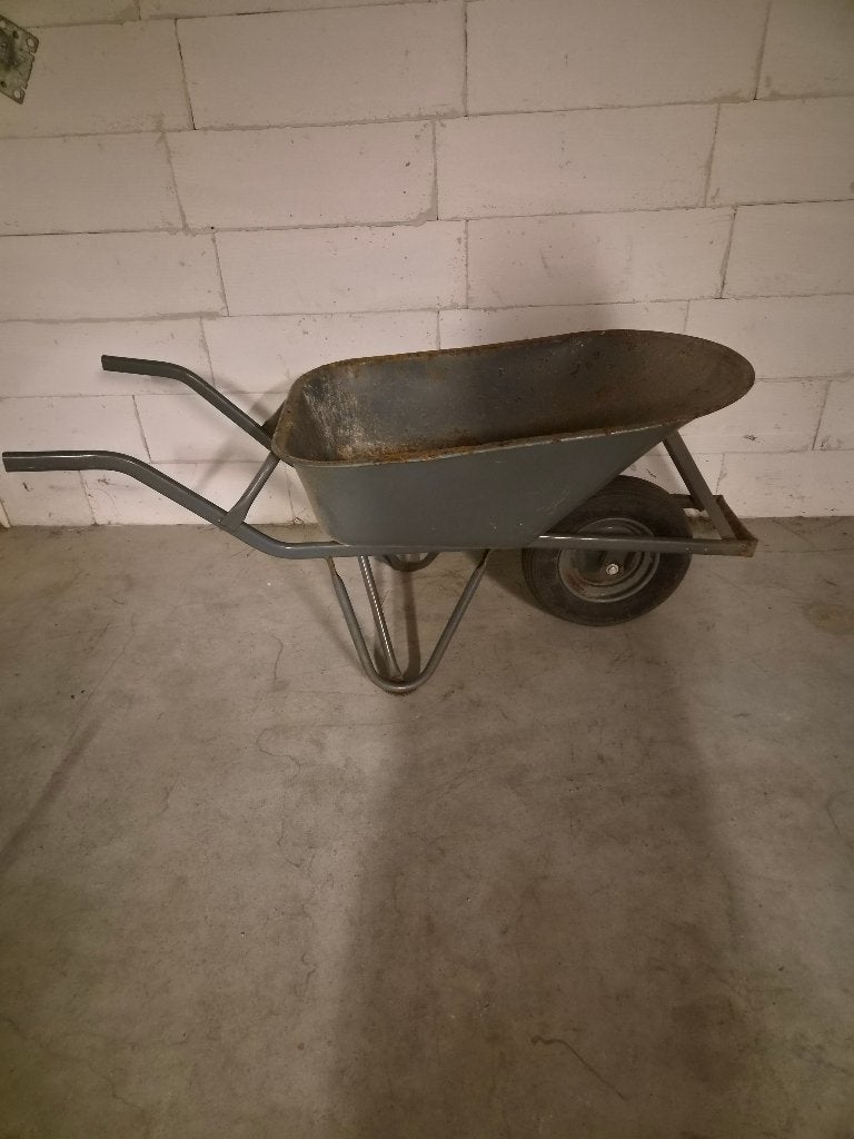 kruiwagen en een stenenkruiwagen Matador, Ophalen, Gebruikt