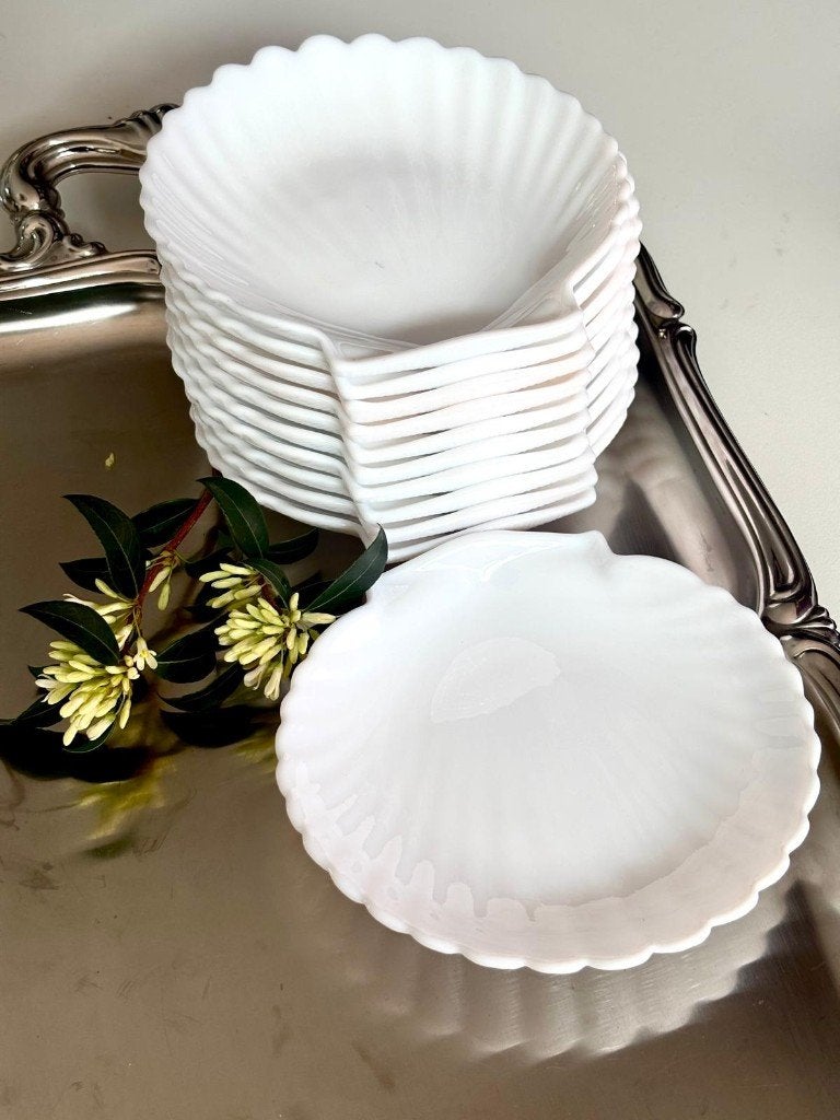 Set opaline schelpbordjes (11) - wit, Ophalen of Verzenden, Bord(en), Overige stijlen, Glas