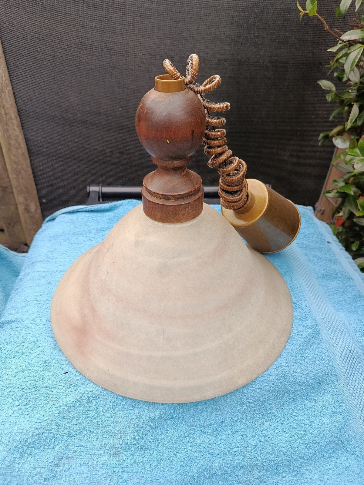 Vintage hanglamp met glazen kap en houten details, Antiek en Kunst, Ophalen