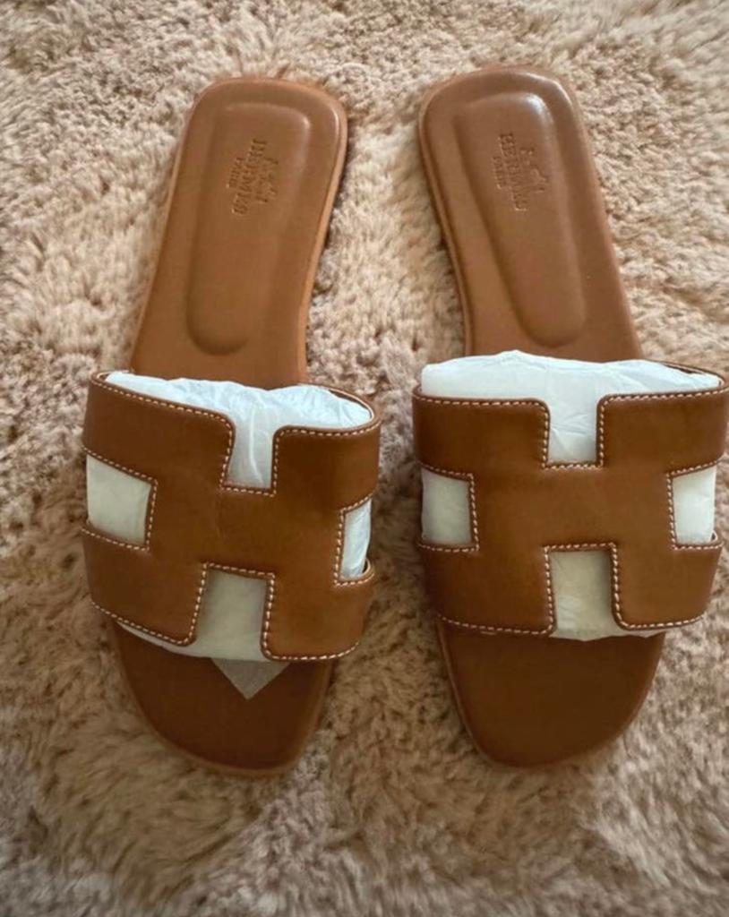 Hermes oran slippers bruin, Kleding | Dames, Schoenen, Ophalen of Verzenden, Zo goed als nieuw, Bruin