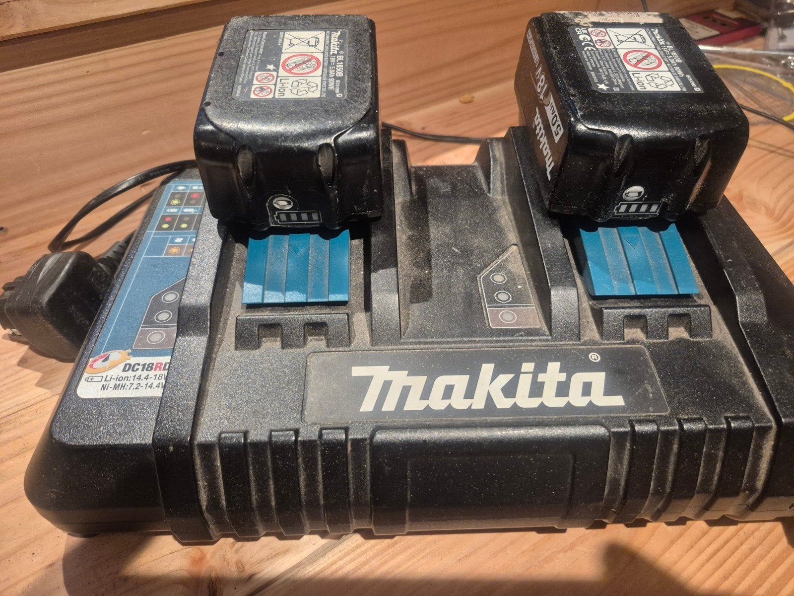 Makita DC18RD Snellader met 2x 5.0Ah Accu's, Ophalen of Verzenden