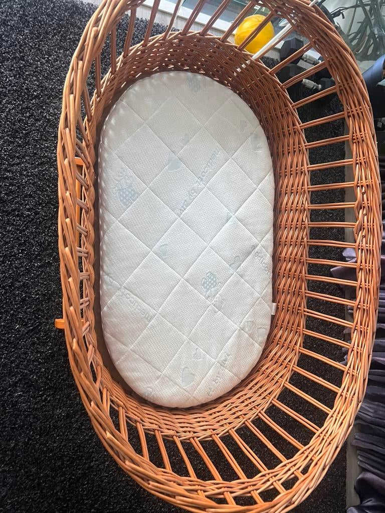 Babybed, Huis en Inrichting, Slaapkamer | Bedden, Ophalen, Zo goed als nieuw, Overige maten, Overige maten