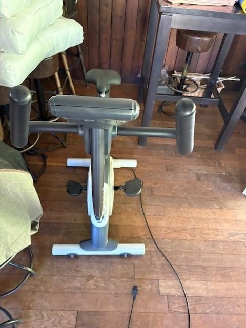 Netter Reebok hometrainer B300e voor € 100,-, Ophalen, Kunststof, Gebruikt, Benen