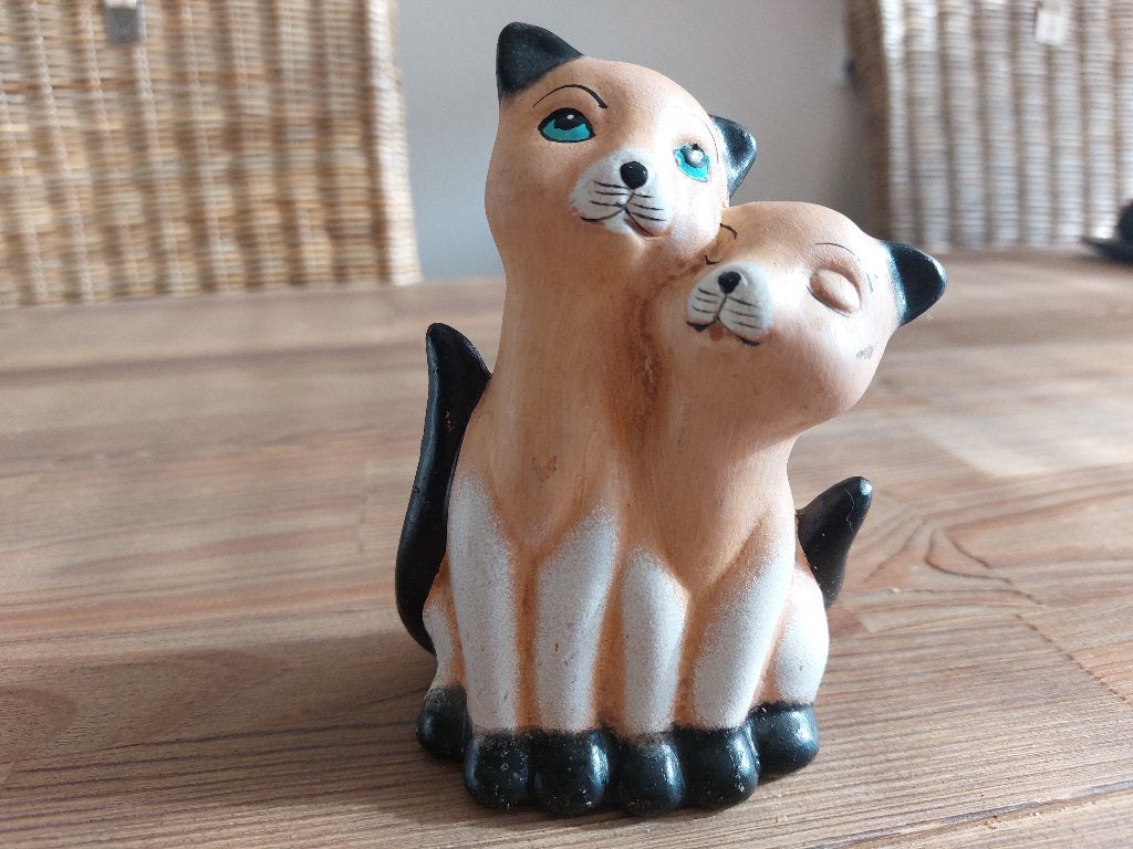 Mooi vintage beeld van 2 katjes poesjes verliefd stelletje, Verzamelen, Beelden en Beeldjes, Verzenden, Gebruikt, Dier