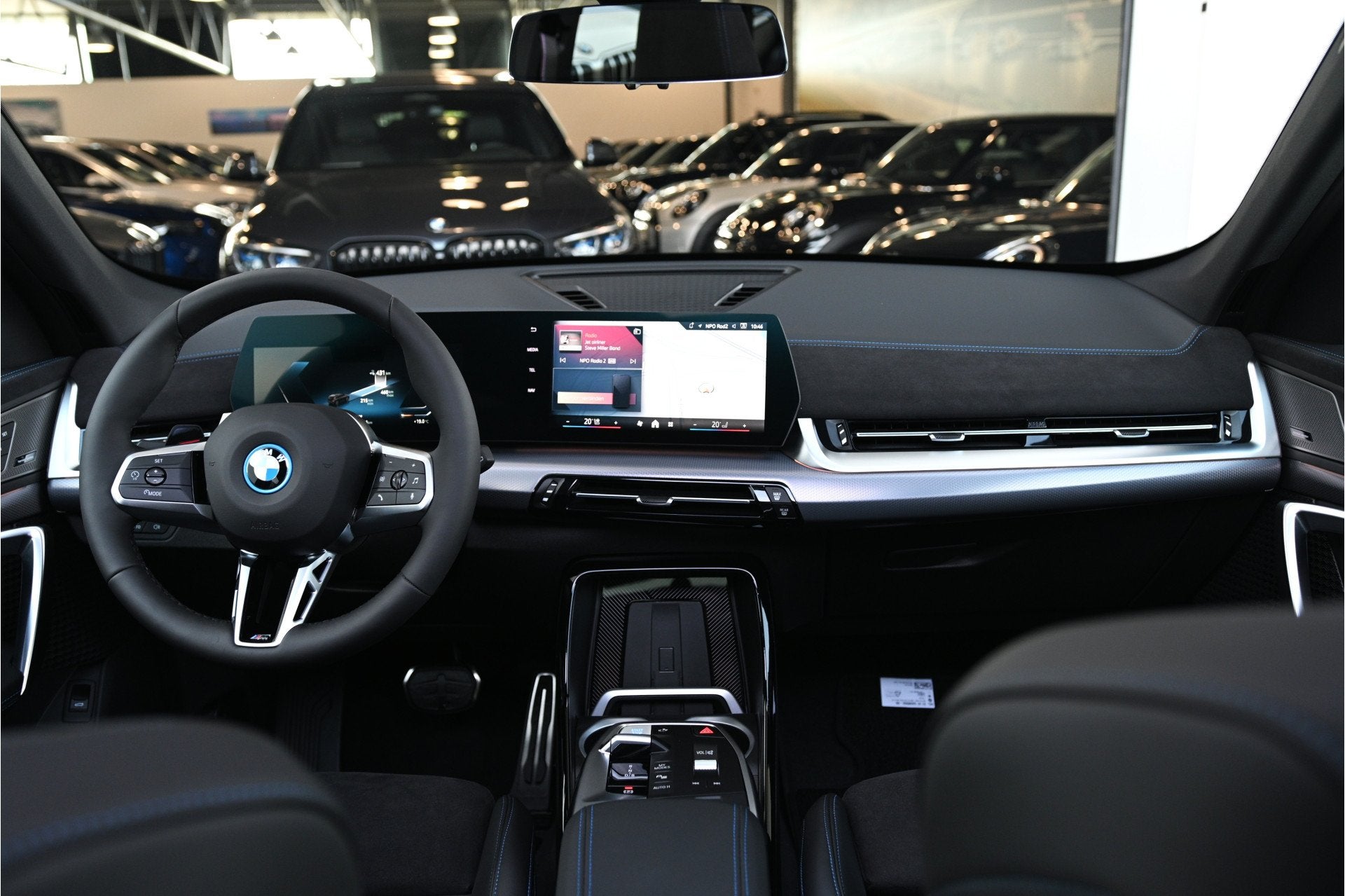 BMW iX1 eDrive20 M Sport / Trekhaak / Panoramadak / Sportsto, Auto's, Dealer onderhouden, 514 km, Met garantie (alle), 24 min