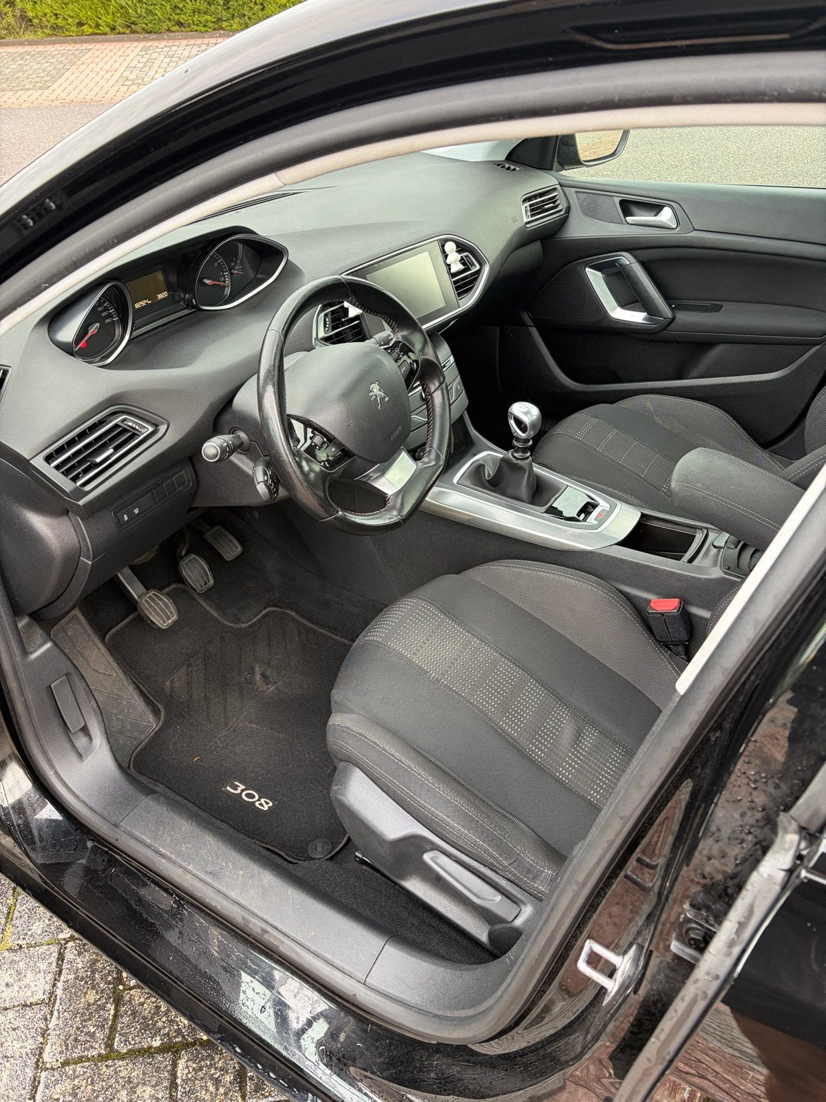 Foto 13 van Peugeot 308 1.2 E-thp 130pk 2015 Zwart LEKT KOELVLOEISTOF