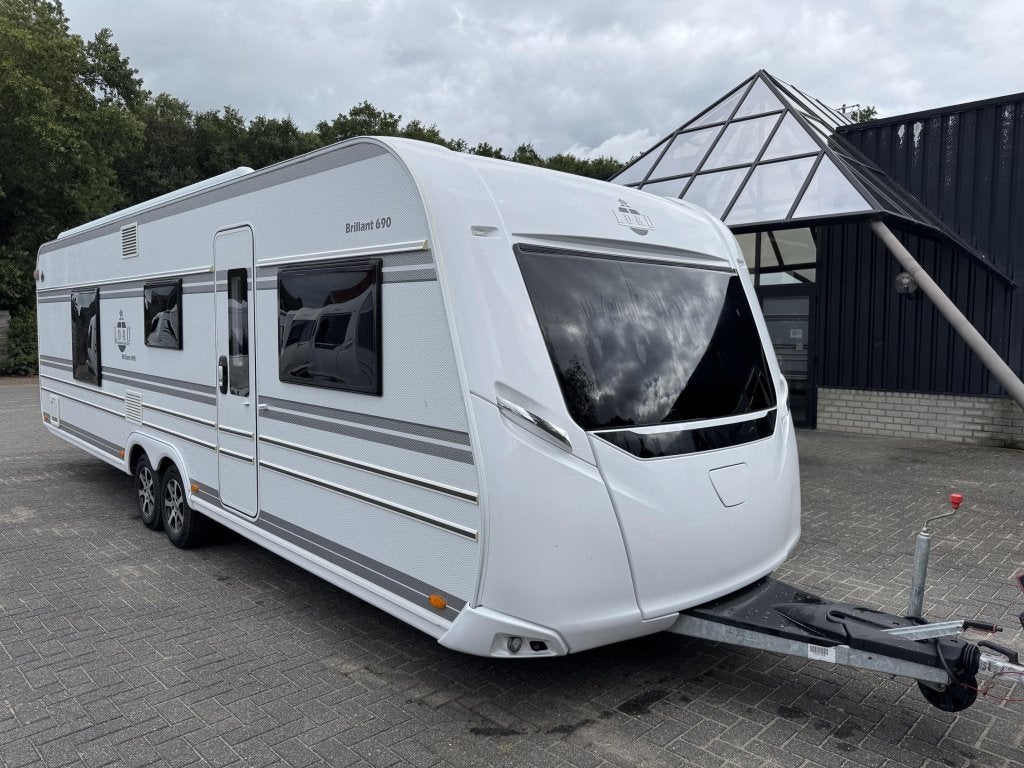LMC Lord Brillant 690 2021 | Grote badkamer | Queensbed, Bedrijf, Treinzit, 6 tot 7 meter, Overige typen
