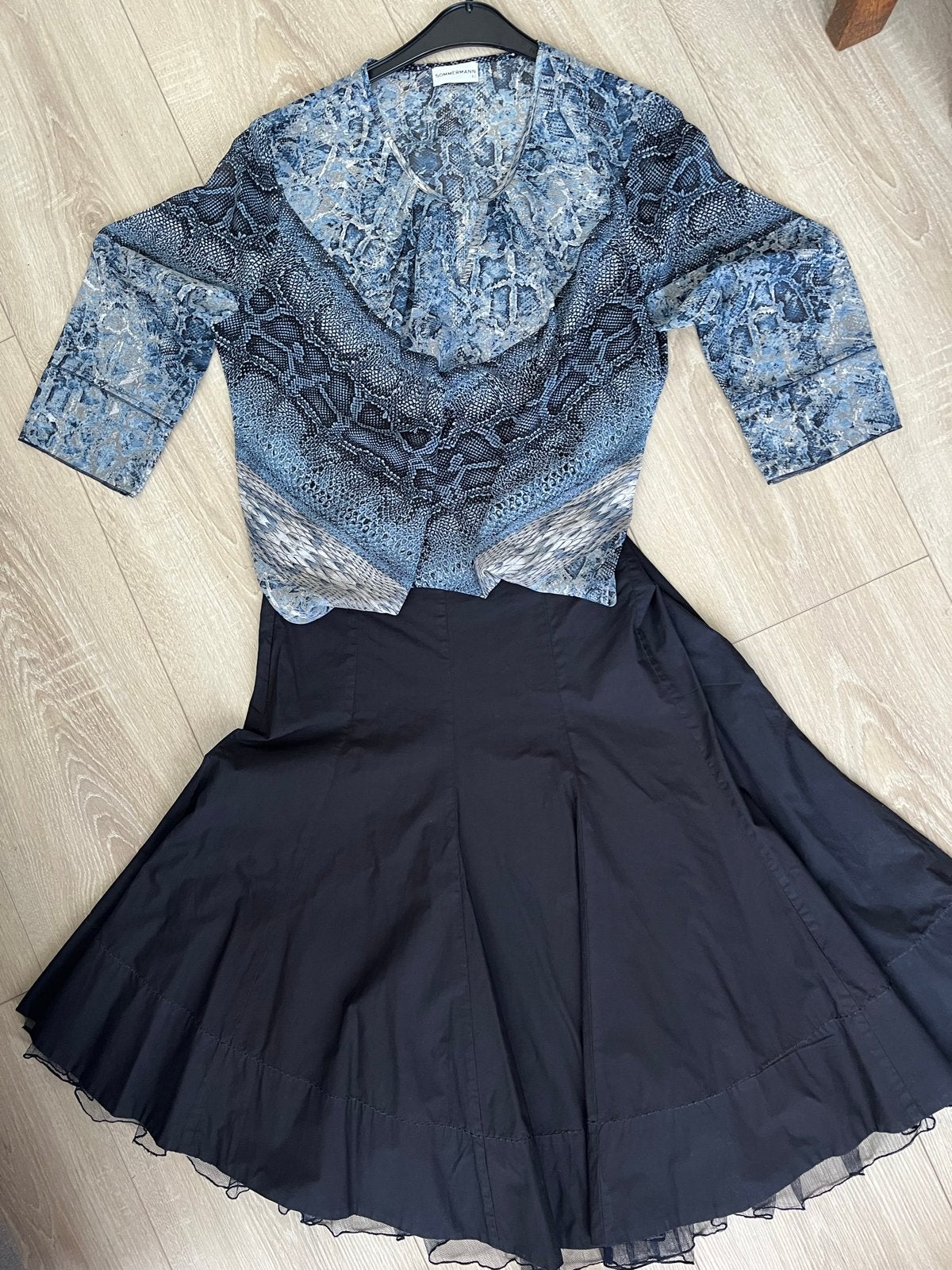 Halflange klokrok met transparante top in slangenprint, Kleding | Dames, Blauw, Maat 42/44 (L), Ophalen of Verzenden, Gedragen