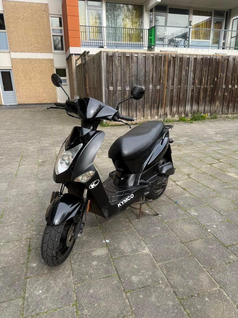 Zwarte Kymco Agility 50 (2016) – Goede staat, Fietsen en Brommers, Scooters | Kymco, Ophalen, Zo goed als nieuw, Benzine, Agility