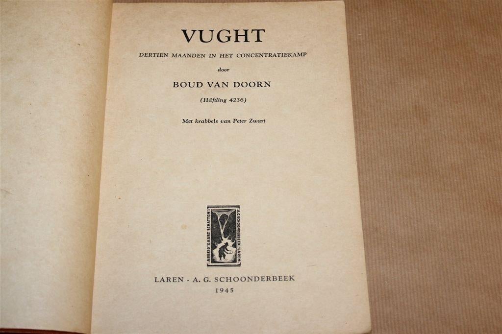 Vught — Dertien Maanden Concentratiekamp 1945, Ophalen of Verzenden, Tweede Wereldoorlog, Gelezen, Overige onderwerpen