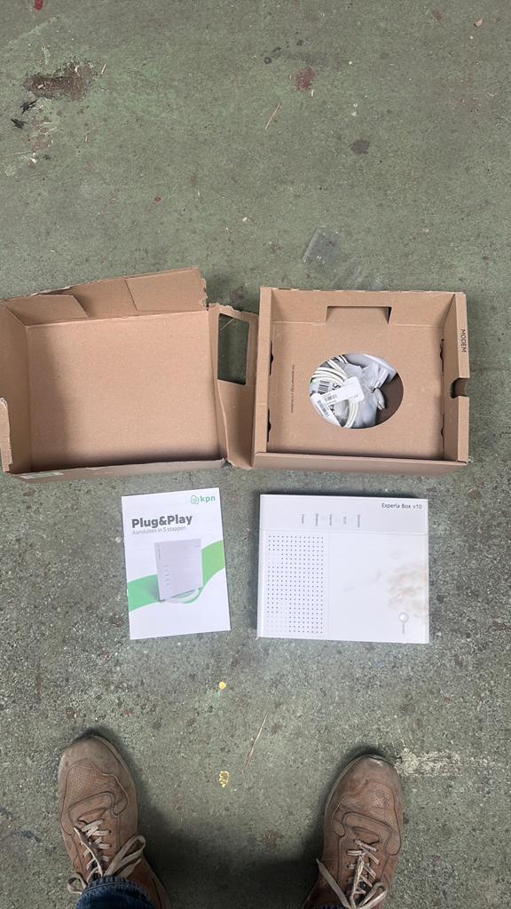 Experia Box V10, Ophalen of Verzenden, Gebruikt, Router met modem