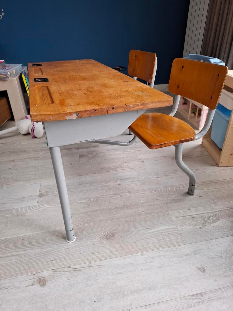 Vintage schoolbank met 2 stoelen, Huis en Inrichting, Bureaus, Gebruikt, Kinderbureau, Vintage, Opbergruimte, Ophalen