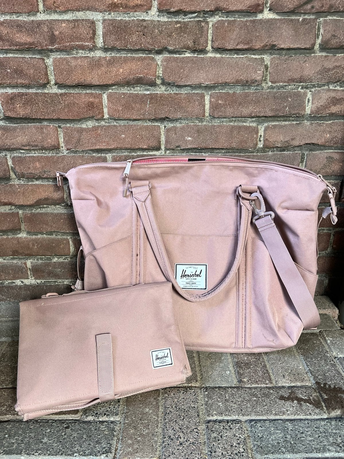 Herschel Luiertas Roze met Verschoningmatje, Verzorgingstas, Zo goed als nieuw, Roze, Extra vakken