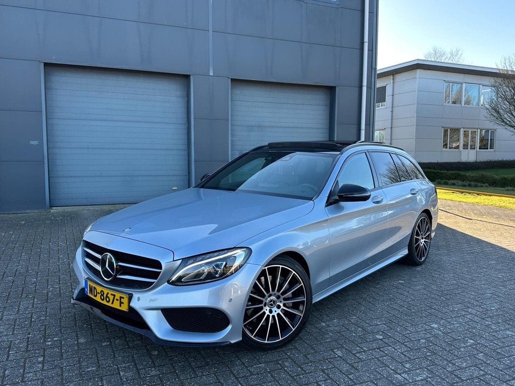 Mercedes-Benz C-klasse Estate 300 HYBRID ///AMG 2017 Pano De, Auto's, Mercedes-Benz, Automaat, Achterwielaandrijving, Gebruikt