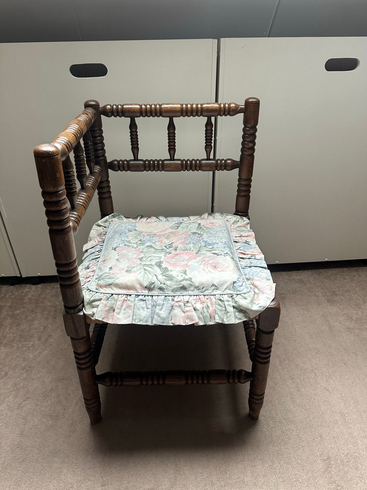 Antieke hoekstoel met rieten zitting en kussen, Antiek en Kunst, Antiek | Meubels | Stoelen en Banken, Ophalen