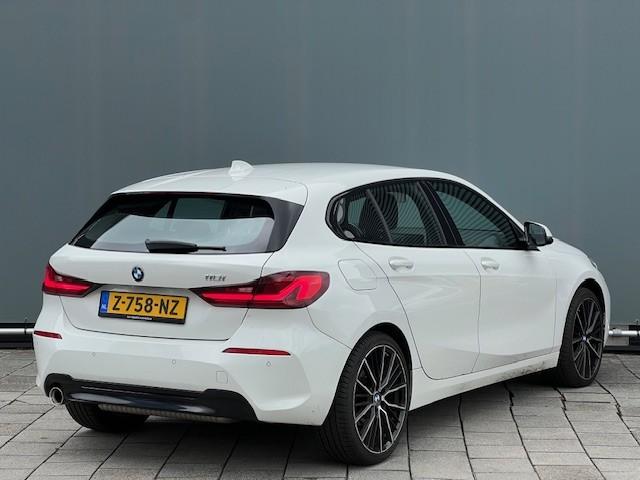 BMW 1-serie BWJ 2021 | 118i 136PK High Ex AUTOMAAT | SPORTST, 136 pk, Gebruikt, Leder en Stof, Wit