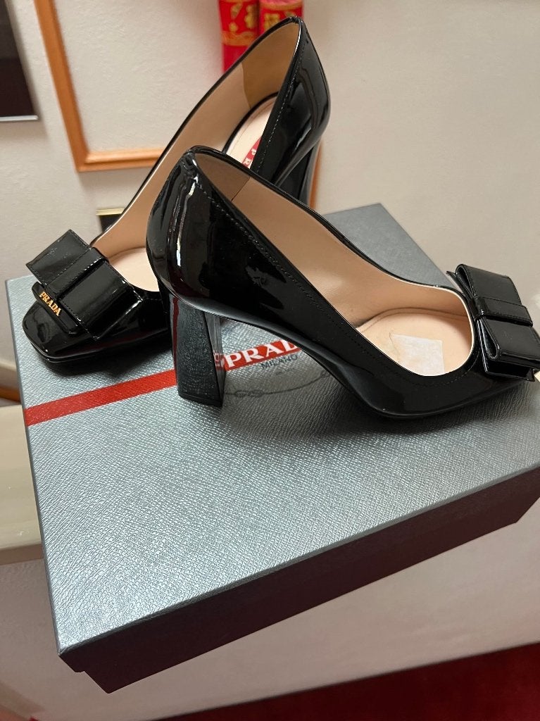 Zwarte lak pumps Prada maat 37, Pumps, Verzenden, Zwart, Zo goed als nieuw