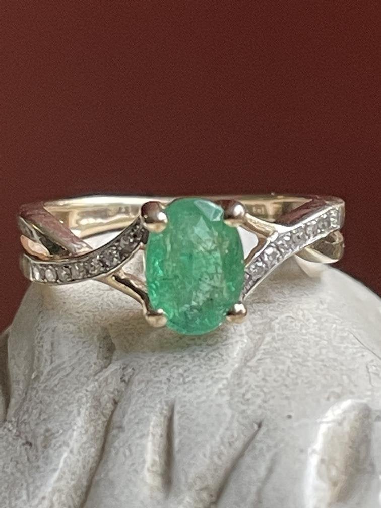 Stevige 10 karaat gouden ring met smaragd en diamantjes, Gebruikt, Ophalen of Verzenden, Kleiner dan 17, Nvt
