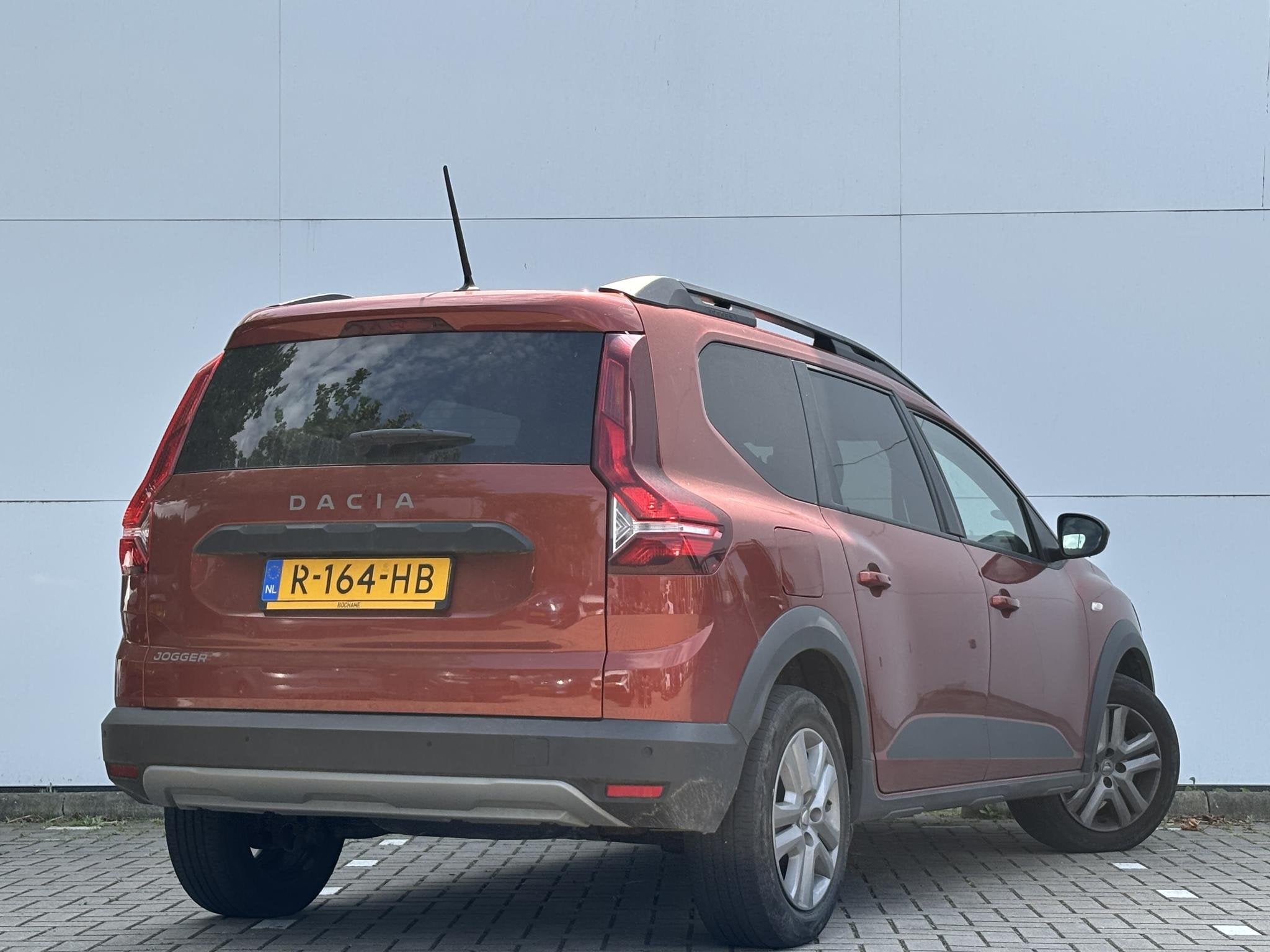 Dacia Jogger 1.0 TCe 100 Bi-Fuel Expression 5p. | Apple Carp, Auto's, Dacia, Voorwielaandrijving, Gebruikt, Euro 6, Bruin