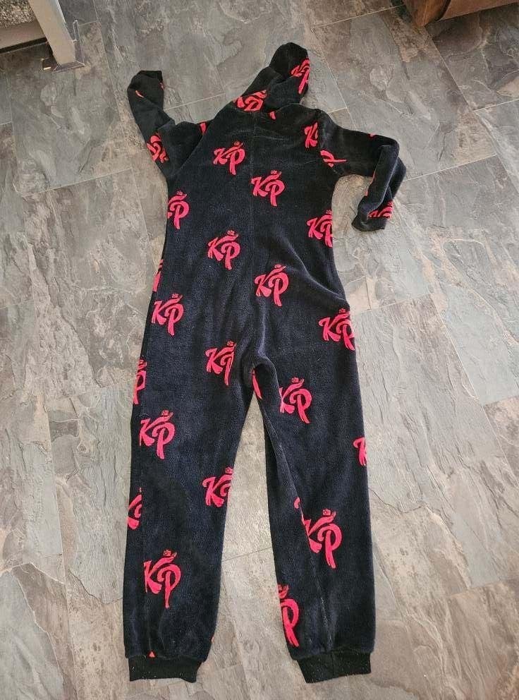 Zwarte KP Onesie met Rode Opdruk - Maat XS, Maat 38/40 (M), Zwart, Ophalen of Verzenden, Zo goed als nieuw