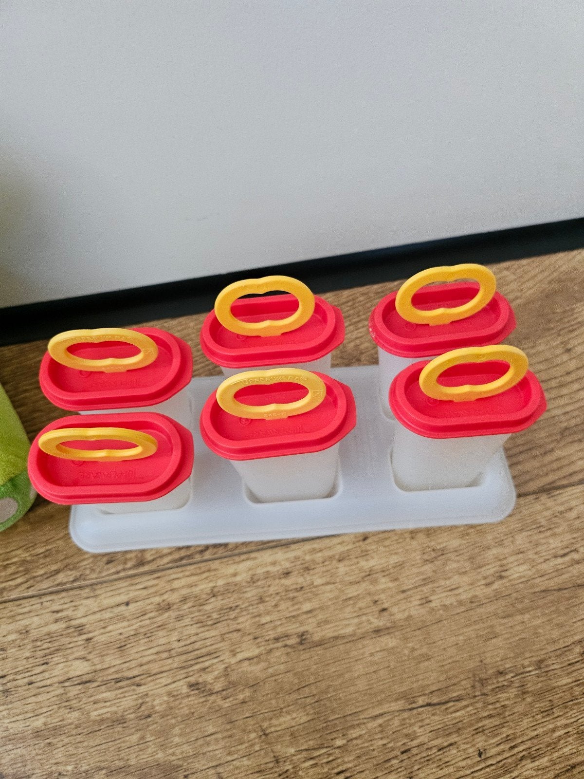 Tupperware ijsjes maker doorzichtig rood geel €7,50, Gebruikt, Geel, Overige typen, Ophalen of Verzenden