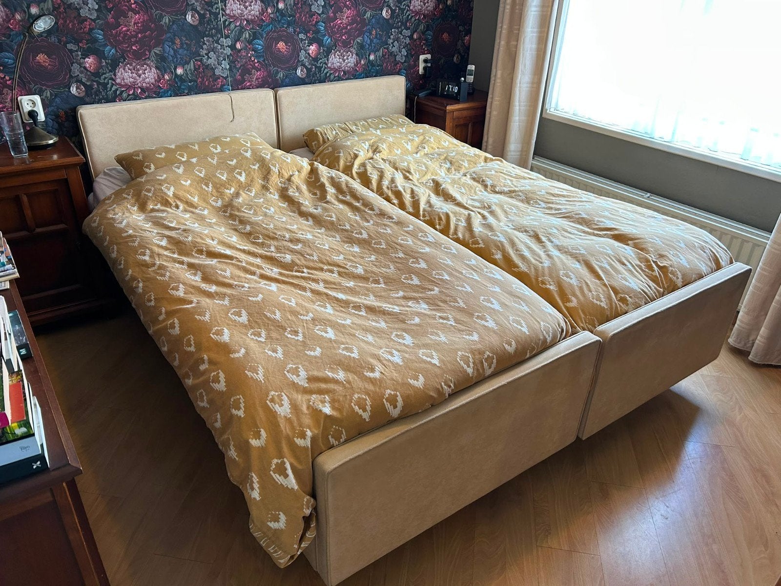 Comfortabele 2 eenpersoonsbedden met elektrische bodem, Ophalen, Gebruikt, Beige, Tweepersoons