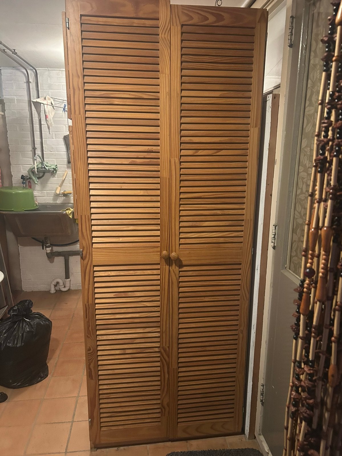 Slanke houten voorraadkast met louvredeuren (203x80x33 cm), Ophalen, Gebruikt, 50 tot 100 cm, Grenenhout