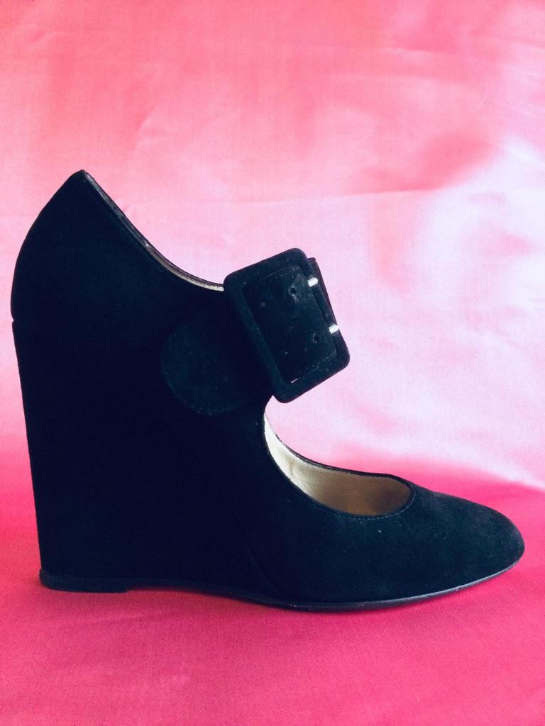 Prachtige echt suede leren designer sleehak pumps mt 39, Tailleriem, Ophalen of Verzenden, Zo goed als nieuw, Echt leder