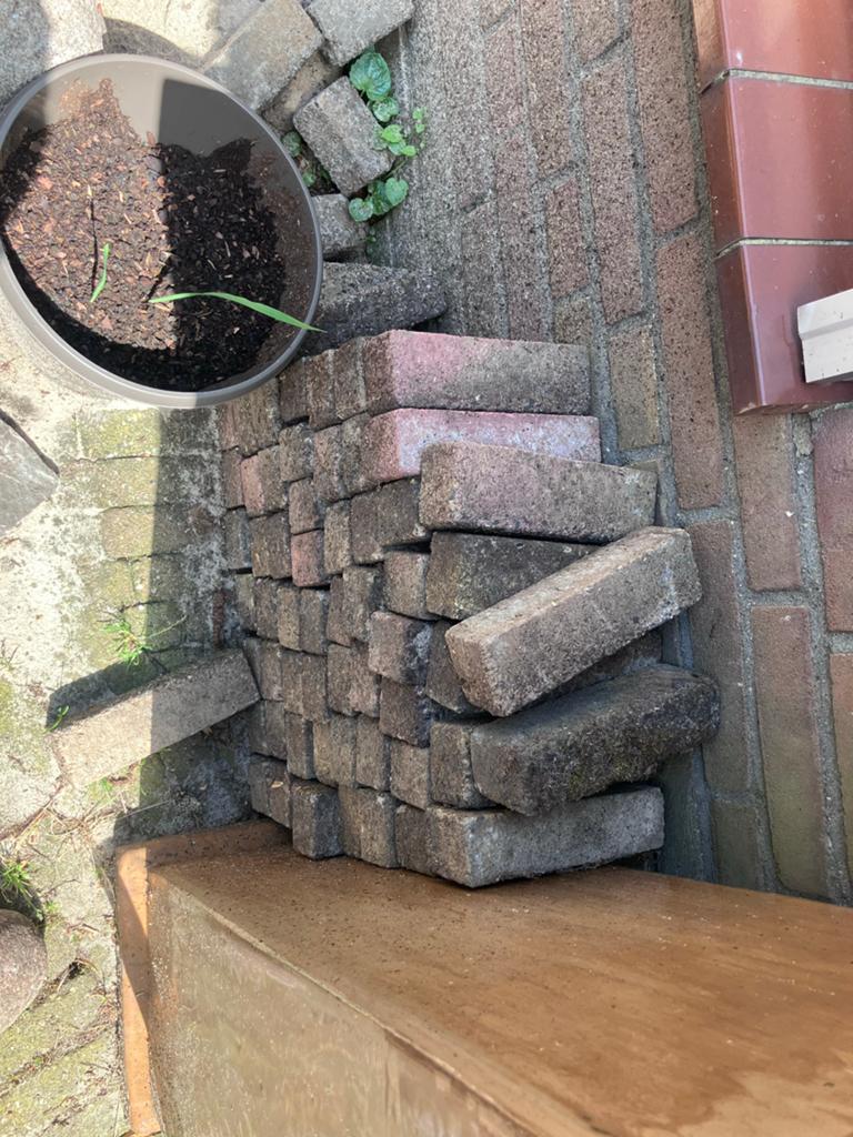 Gratis grond, diverse stenen en klinkers voor tuin of oprit, Tuin en Terras, Grind, Keien en Split, Overige materialen, Gebruikt