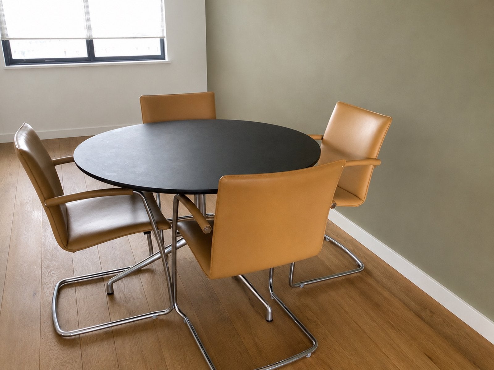 HAY. ‘About a Table’ ronde eetkamertafel., Ophalen, Zo goed als nieuw