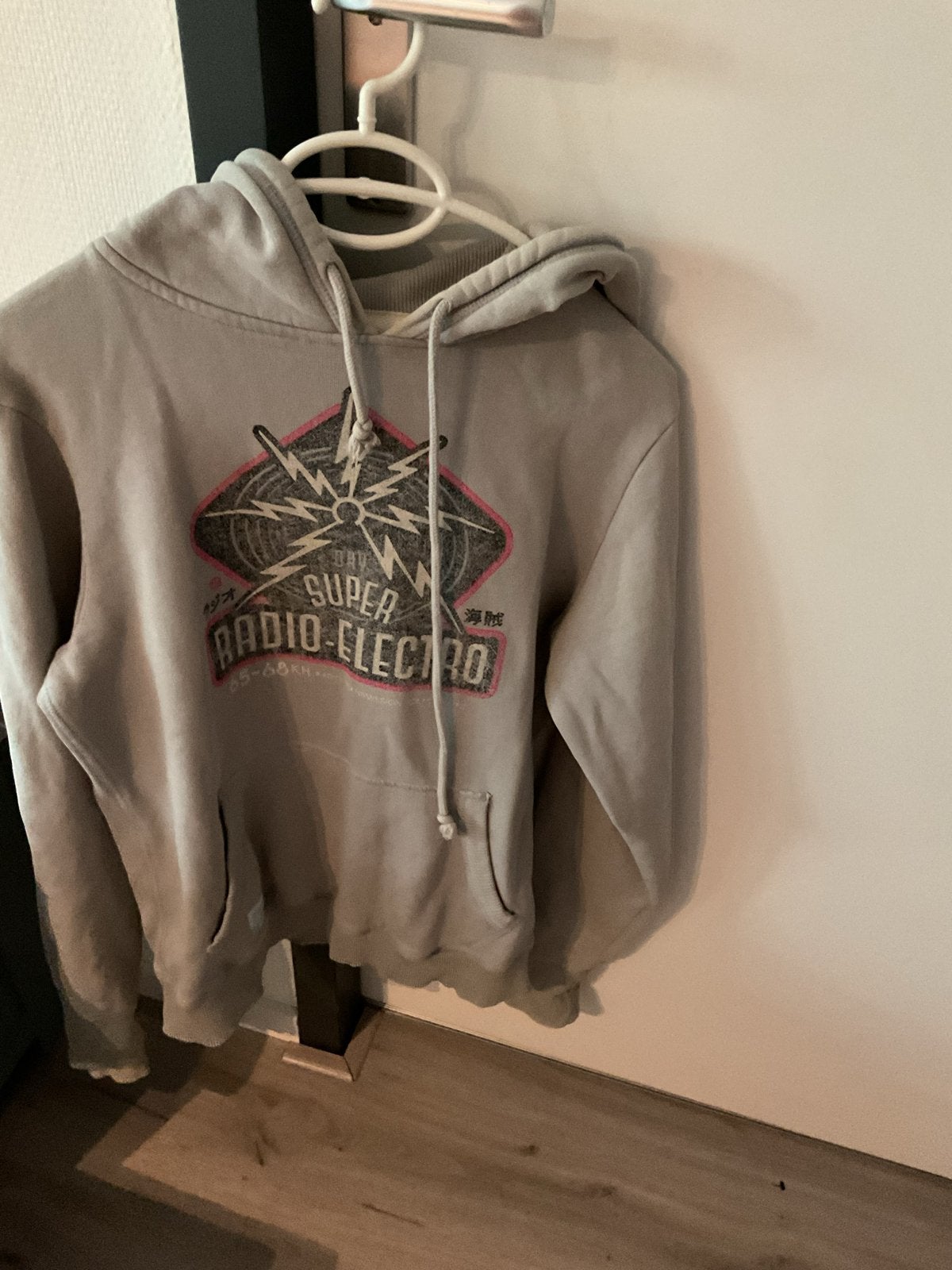 Superdry Hoodie met 'Radio-Electro' print l, Kleding | Dames, Truien en Vesten, Ophalen of Verzenden, Gedragen, Grijs