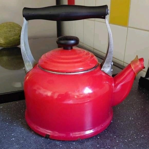 Le Creuset fluitketel rood - met lichte gebruiksporen, Ophalen of Verzenden