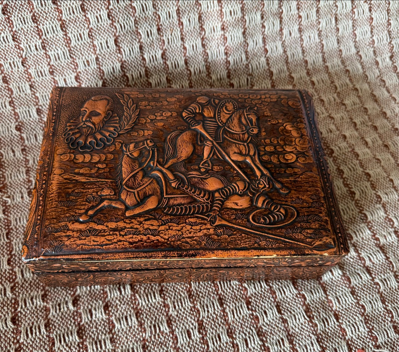 Antieke sigarenkist met reliëfdecoratie, Ophalen of Verzenden