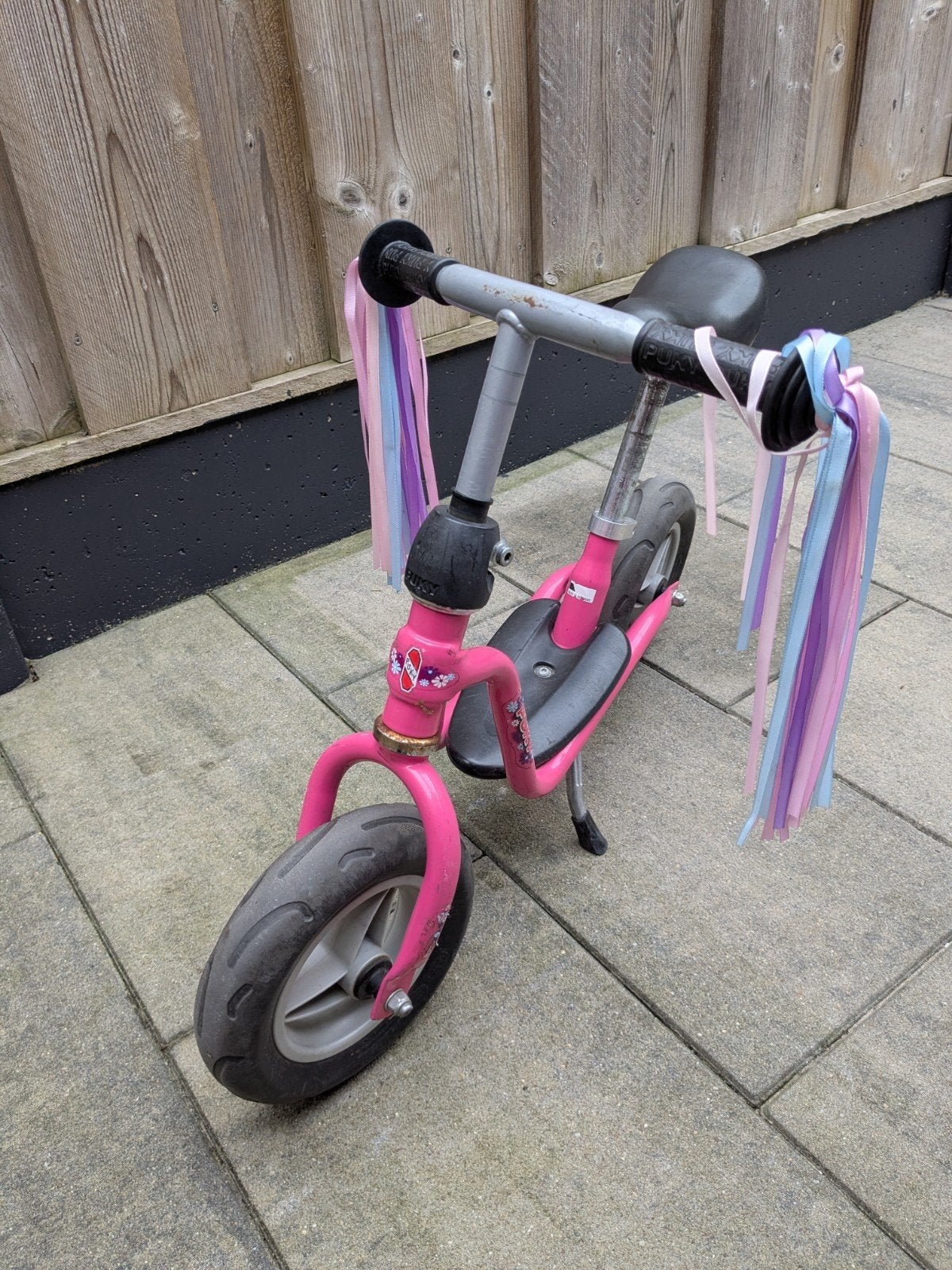 Puky loopfiets roze met vrolijke slingers, Fietsen en Brommers, Ophalen, Gebruikt, Minder dan 16 inch, Puky