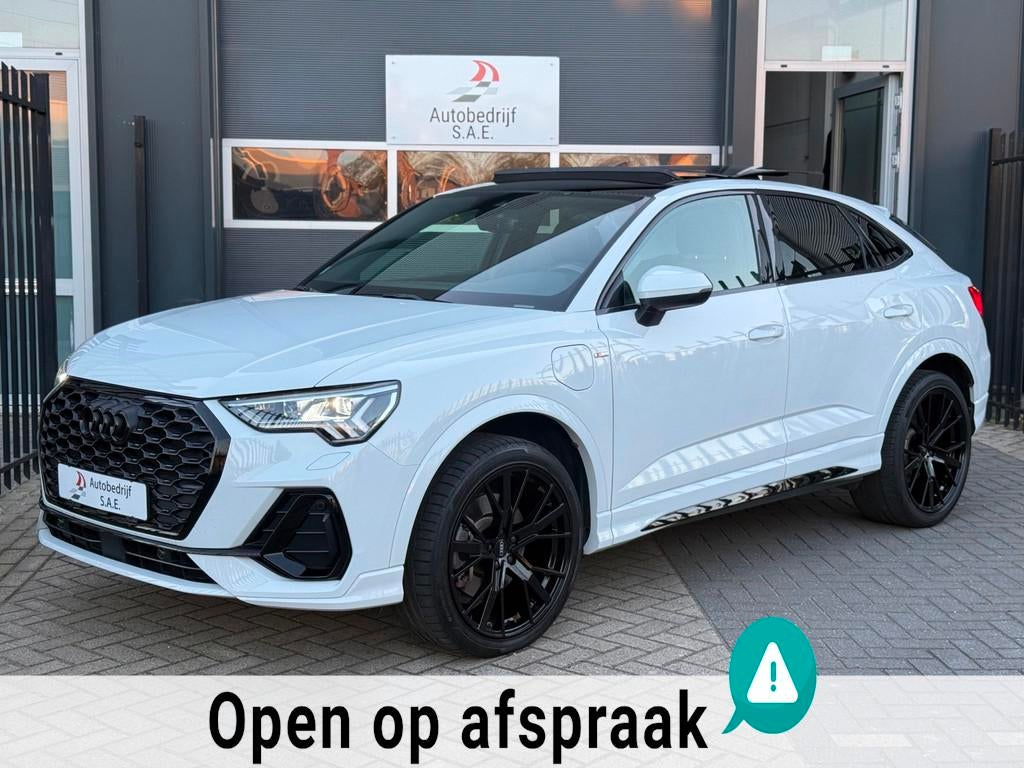Audi Q3 Sportback 45 TFSI e 3x S-Line MATRIX PANO SFEER TREK, Auto's, Gebruikt, Euro 6, Leder en Stof, Wit