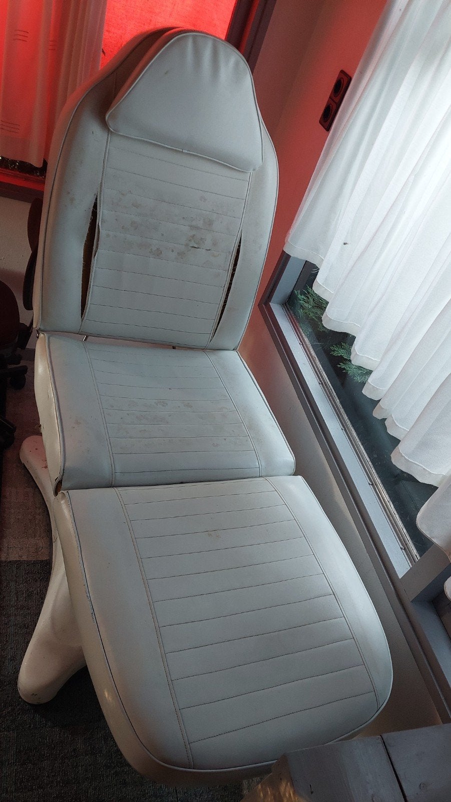 Gratis af te halen: Witte stoel/ligstoel, Huis en Inrichting, Stoelen, Kunststof, Gebruikt, Wit, Ophalen of Verzenden